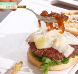 Hamburger con cipolla di cannara caramellata allo sciroppo d’acero de “L’ingrediente perfetto”